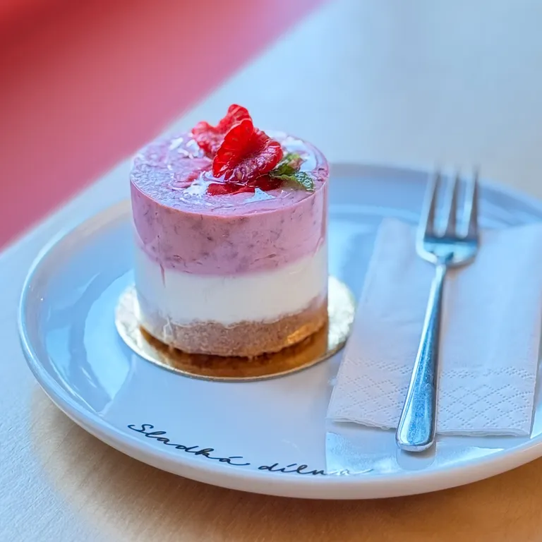 Fotografie – Malinový mousse s bílou čokoládou, MP